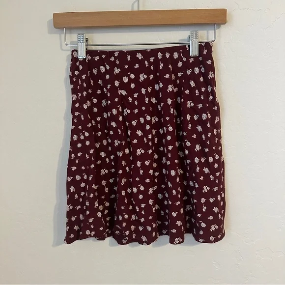 Hollister Burgundy Floral Pull-on Mini Skirt Size XS - Picture 2 of 4